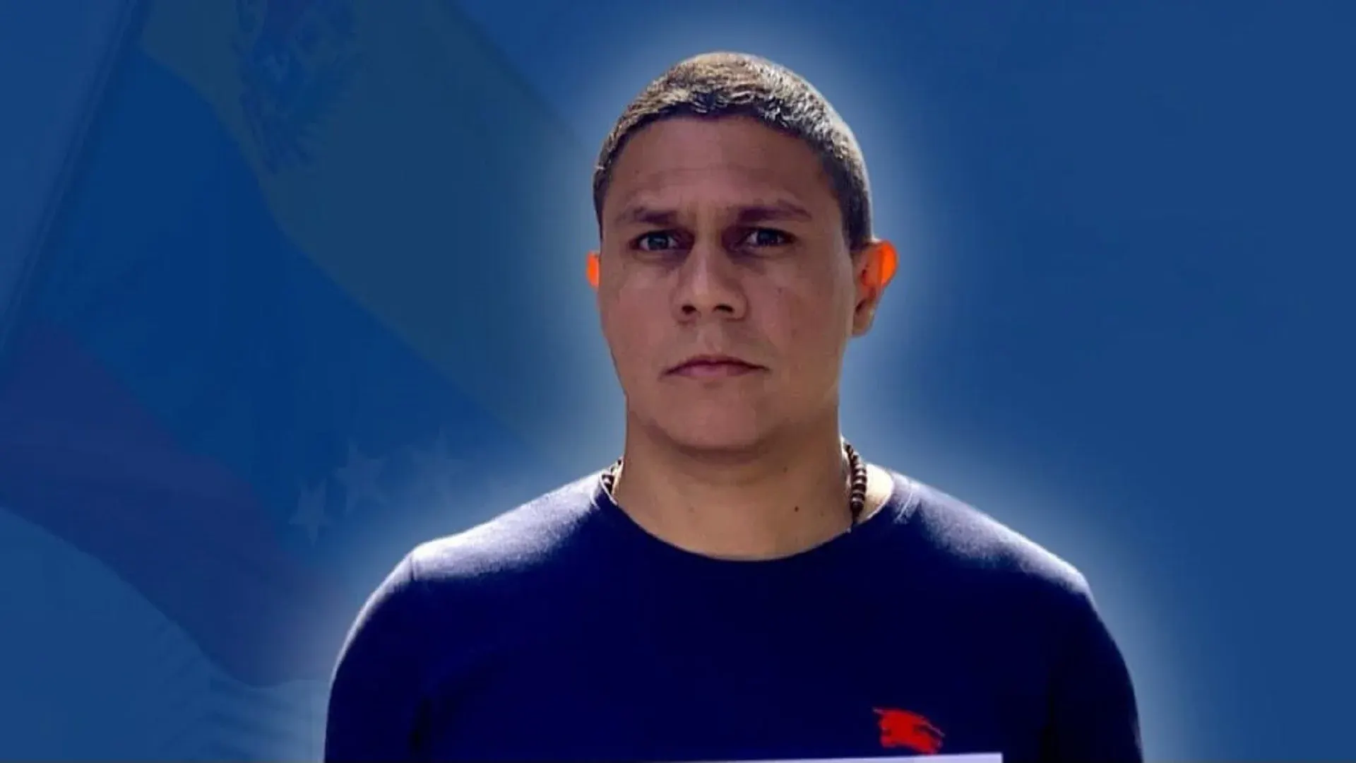 Retrato del activista José Riera sobre fondo azul.
