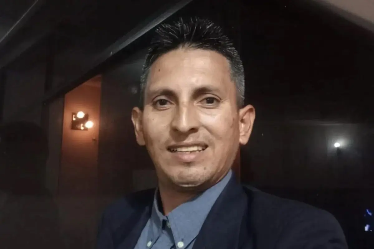 Carlos Azuaje smiling in a portrait photo.