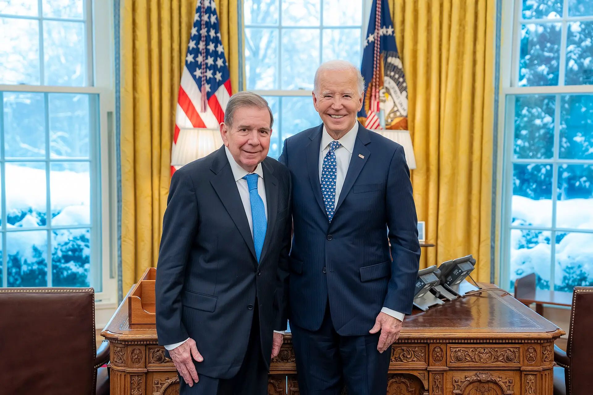 Edmundo González Urrutia and U.S. President Joe Biden pose in the Oval Office.