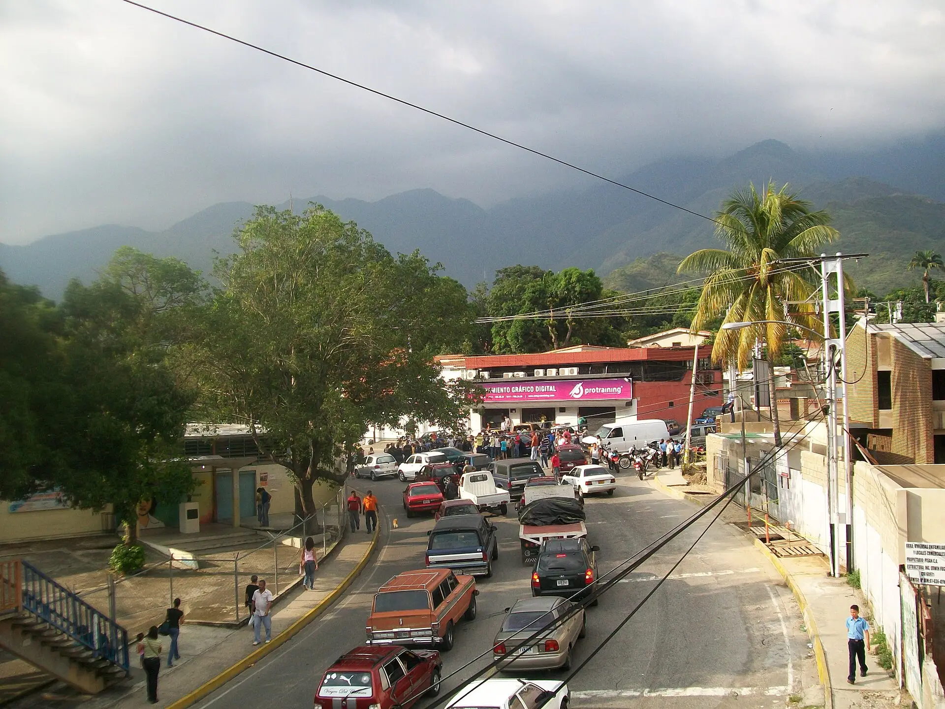 Vecinos se concentran en la avenida Las Delicias de Maracay para protestar por los cortes de luz y agua (2009).