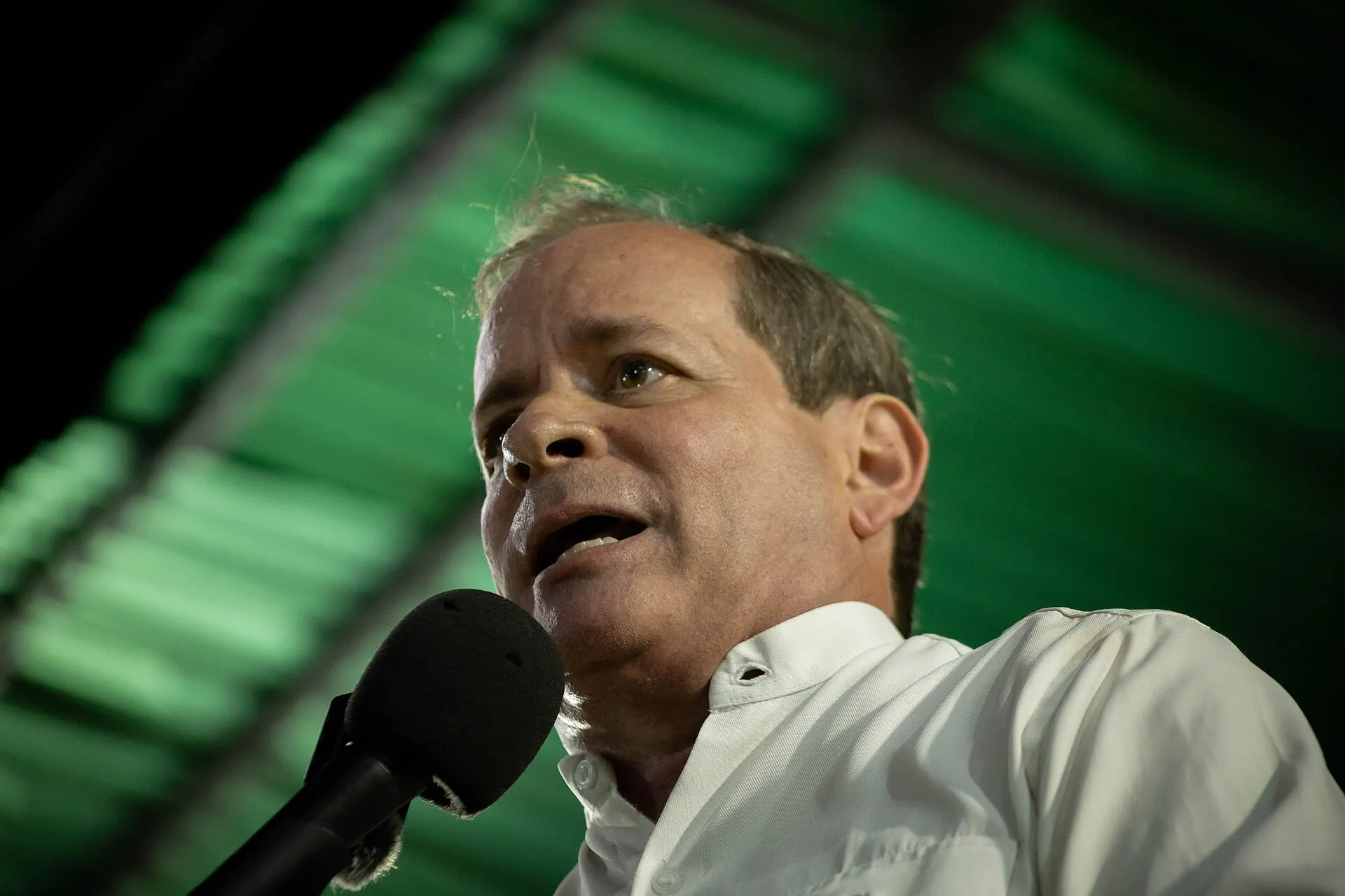 Juan Pablo Guanipa habla ante un micrófono en un acto del partido Primero Justicia.